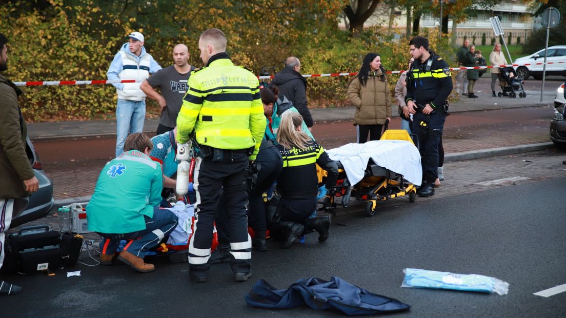 Slachtoffer wordt behandeld na aanrijding op Troelstrakade in Den Haag