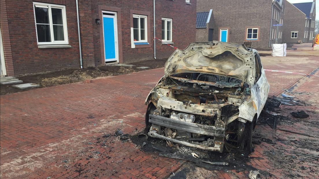 Autobrand in verlaten nieuwbouwwijk Deventer: politie doorzoekt gebied met hondengeleider