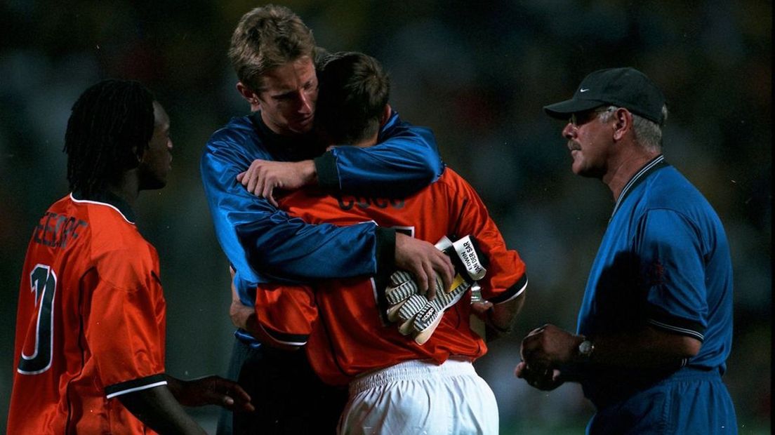 Cocu geknuffeld door Van der Sar na zijn gemiste strafschop.