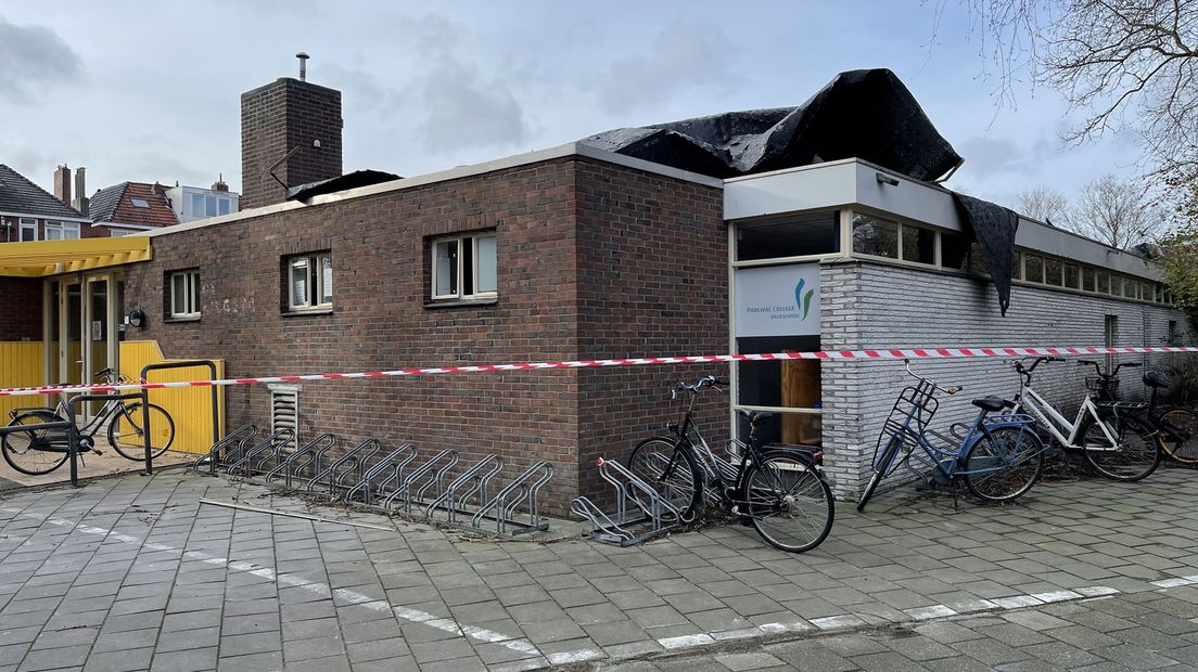 De schade aan het dak van de school