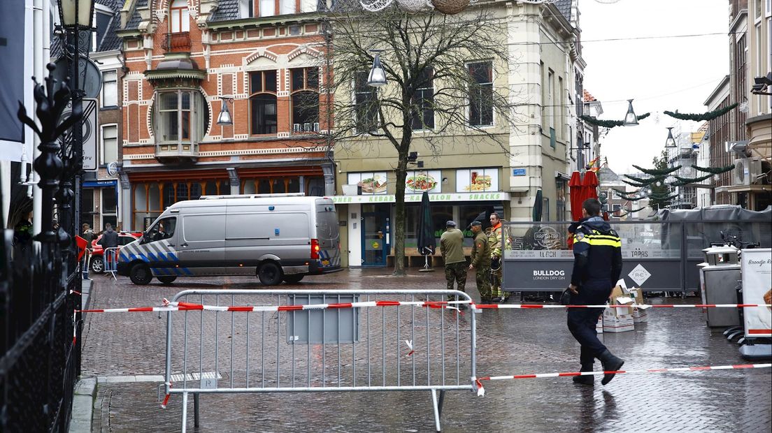Politie zet Voorstraat in Zwolle af vanwege mogelijk explosief aan voordeur café