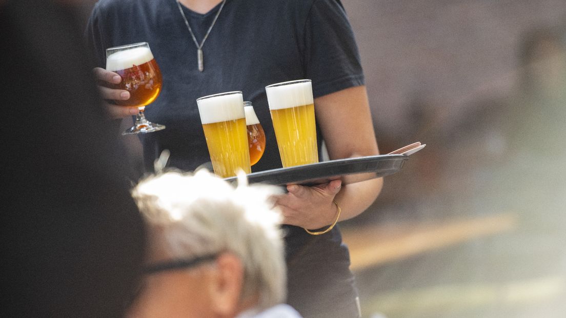 Er wordt bier geserveerd op een terras
