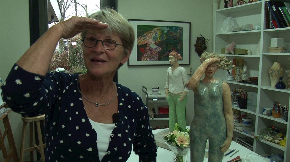 Christa Wensink bij haar beeld Uitzicht