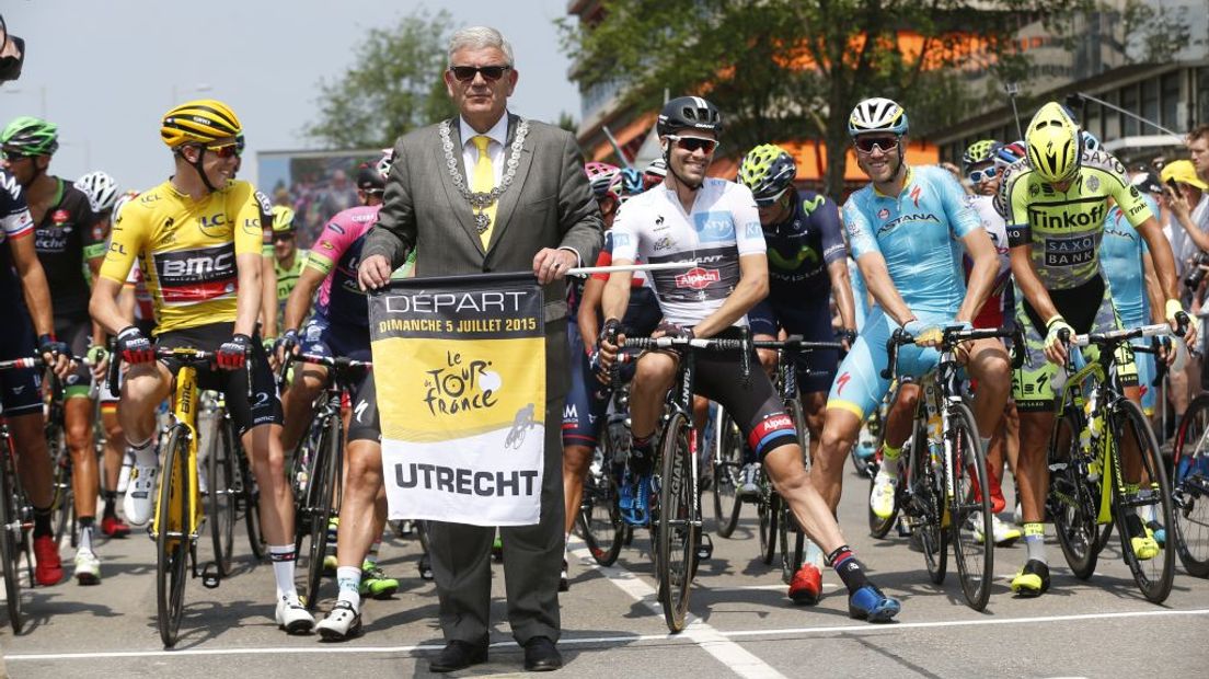 Burgemeester Jan van Zanen met de startvlag van de Tour de France.