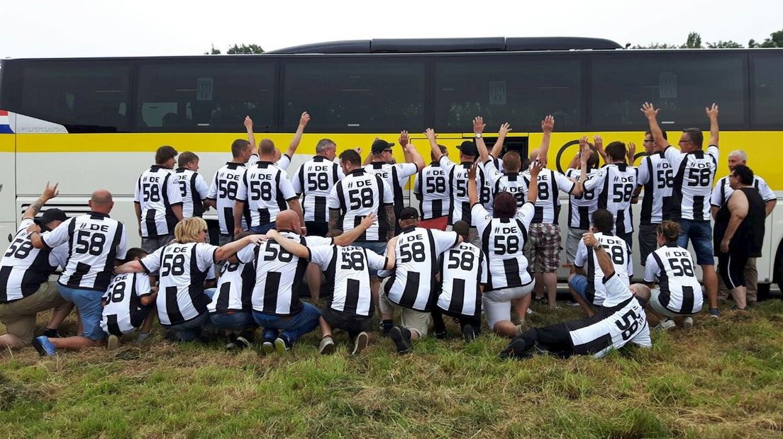 De 58 supporters in het speciale shirt