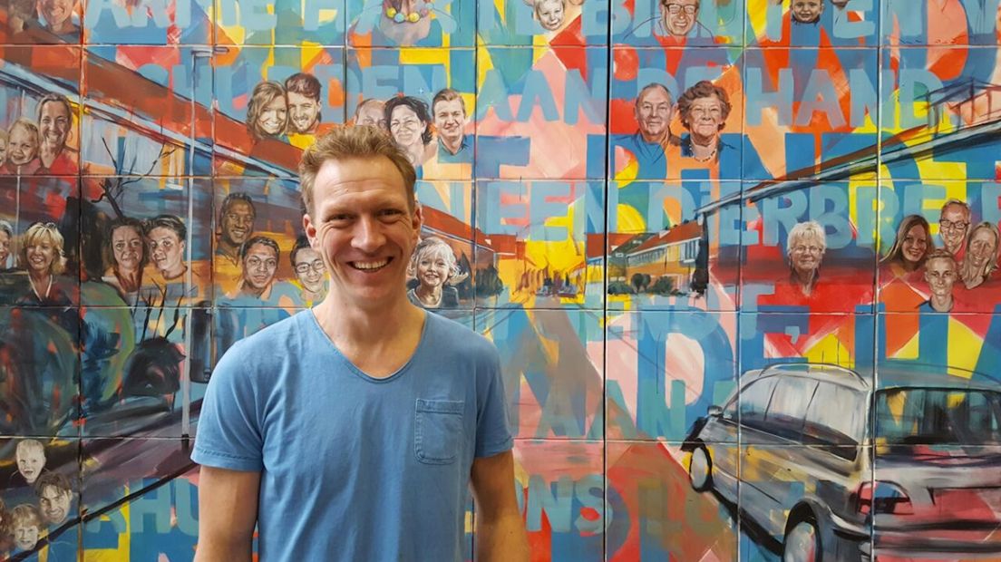 Ronald Kuijvenhoven bij zijn schilderij