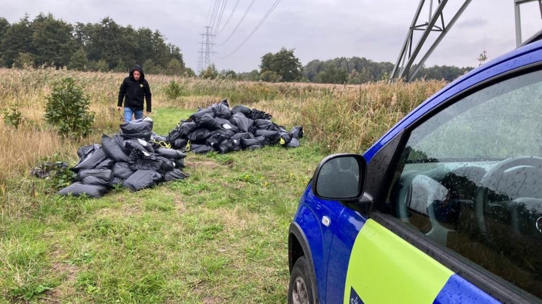 Medewerkers van Natuurmonumenten ruimen het drugsafval op
