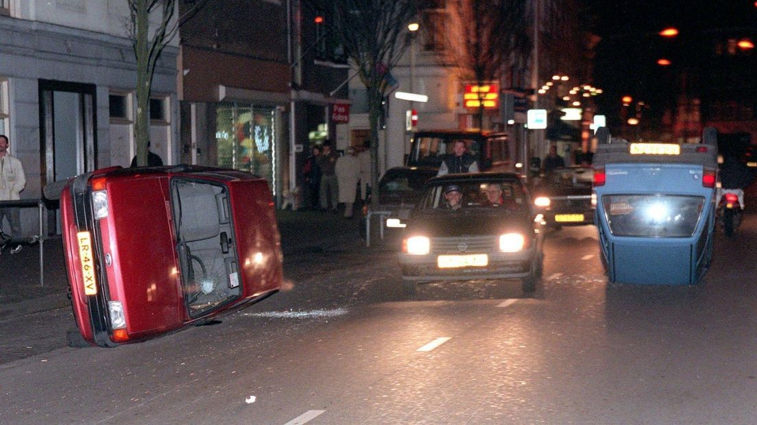 Omver gegooide auto's in de Haagse Wagenstraat nadat honderden Koerden met de ME op de vuist gaan, 16 februari 1999