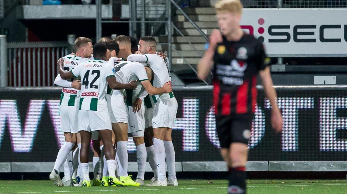 De spelers van FC Groningen vieren de 0-2 van Ritsu Doan