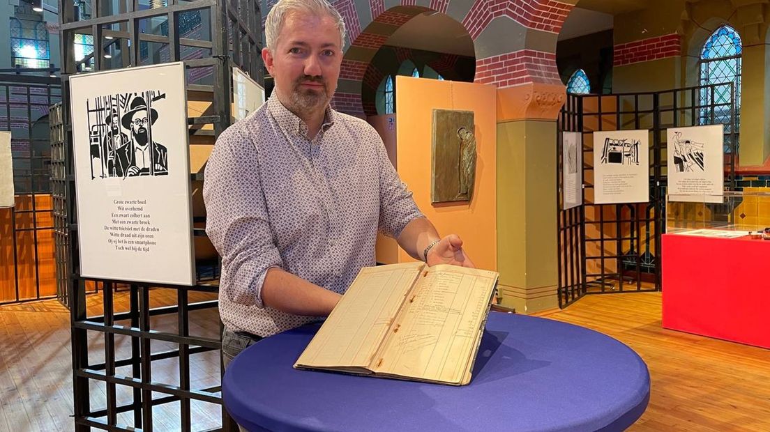 Geert Volders van de synagoge toont het kasboek