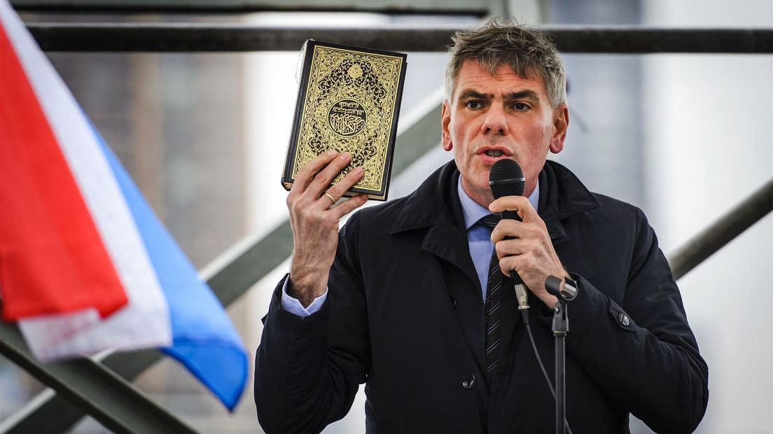 Filip Dewinter tijdens een demonstratie van de Nederlandse tak van de anti-islambeweging Pegida in Rotterdam