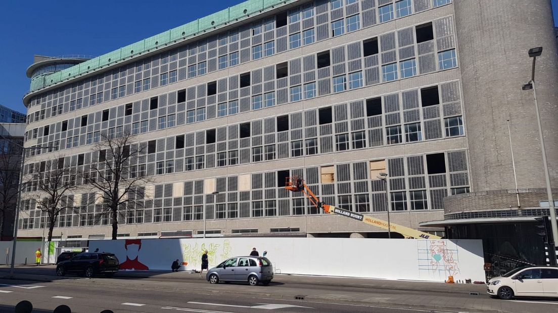 Kunstenaars fleuren bouwschutting Stationspostgebouw op