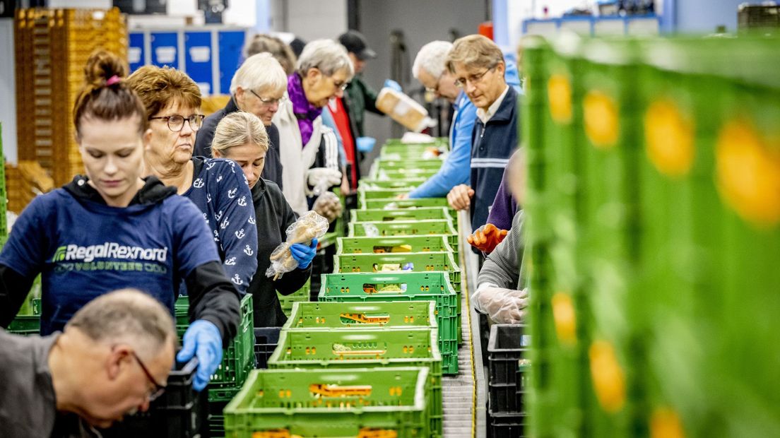 Vrijwilligers van de voedselbank zijn bezig met voedselpakketten