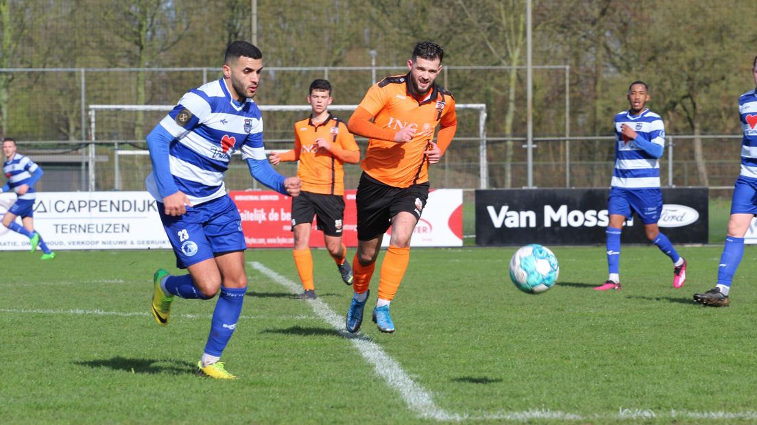 Miroslav Peric (midden) scoorde twee goals voor Terneuzense Boys tegen XerxesDZB