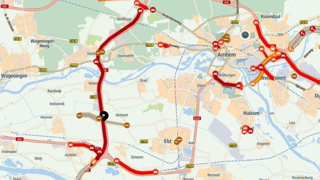 De A50 is om 18.10 uur weer vrij. De snelweg A50 Arnhem richting Oss zat enkele uren dicht, na een ongeluk ter hoogte van knooppunt Valburg. Het verkeer rondom Arnhem staat in de avondspits compleet vast.