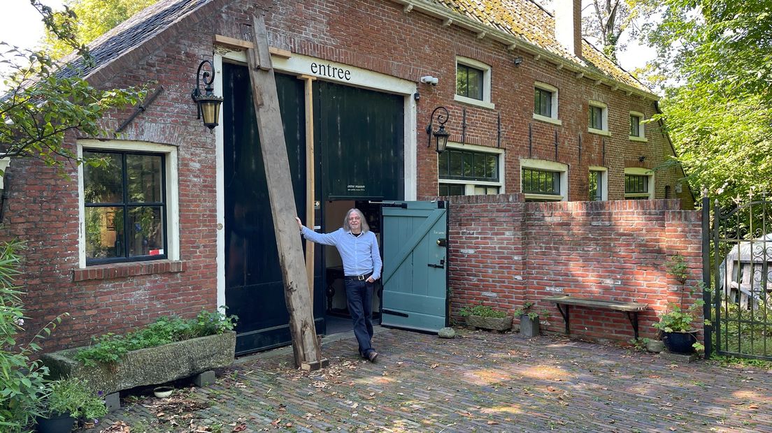 Rob Møhlmann voor zijn museum