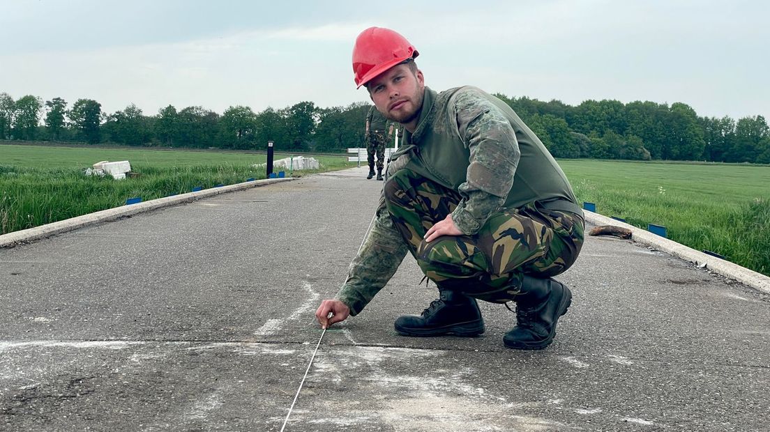 De nieuwe Baileybrug wordt over de oude brug heengelegd