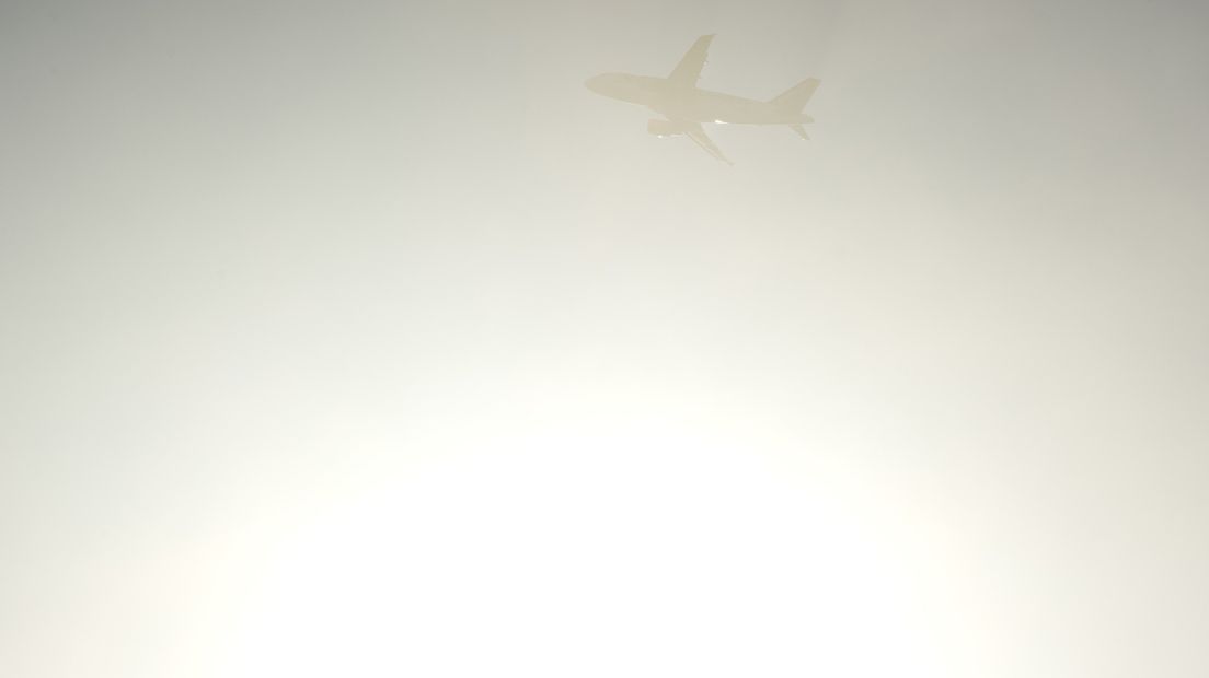 Een vliegtuig in de mist