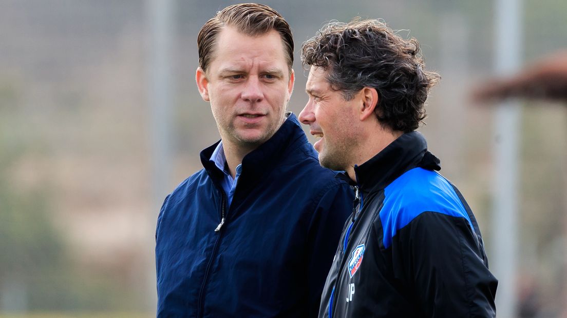 Jean-Paul de Jong in een onderonsje met Directeur Voetbalzaken Jordy Zuidam