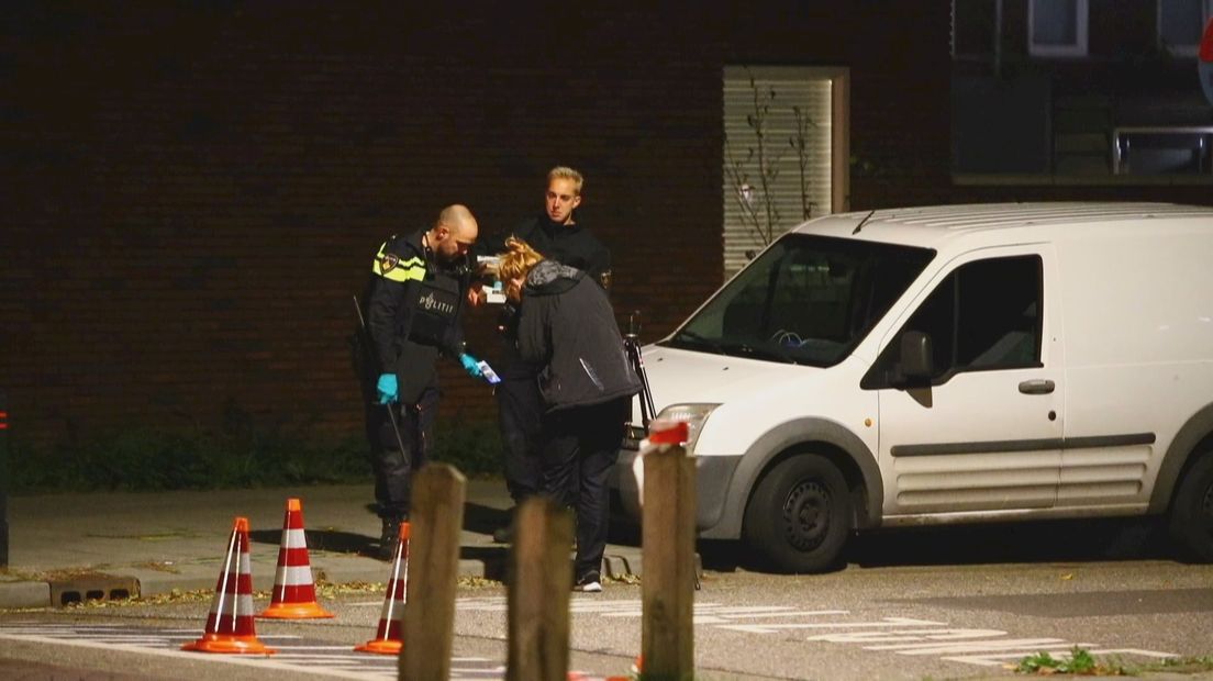 Politie-onderzoek bij beschoten bestelauto aan de Klooienberglaan
