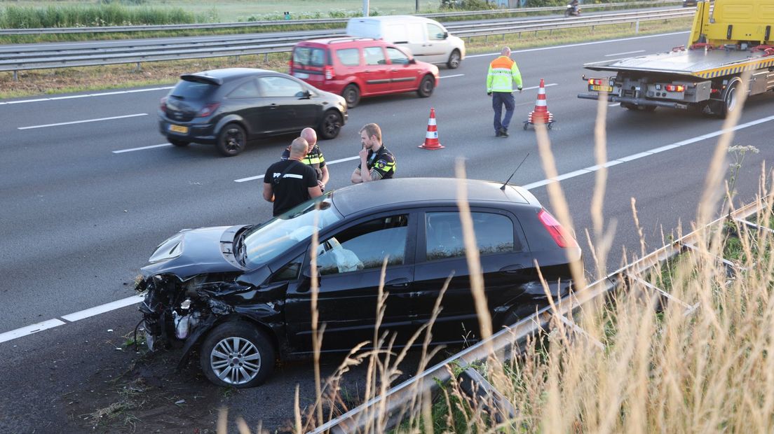 Een auto is in botsing gekomen tegen de vangrail op de A4 richting Leidschendam
