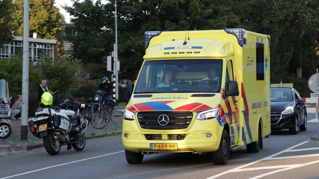 Een ambulance is ter plaatse bij een aanrijding op de Van Ketwich Verschuurlaan