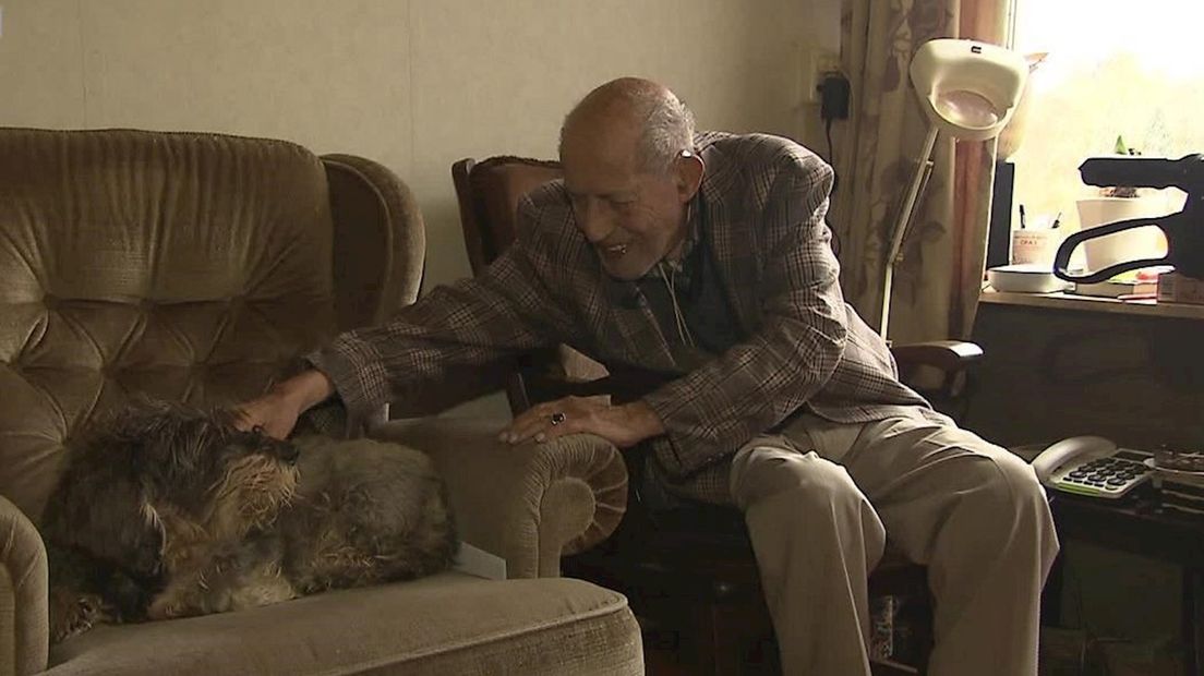 Herman Beelen (91) met zijn hondje Chica
