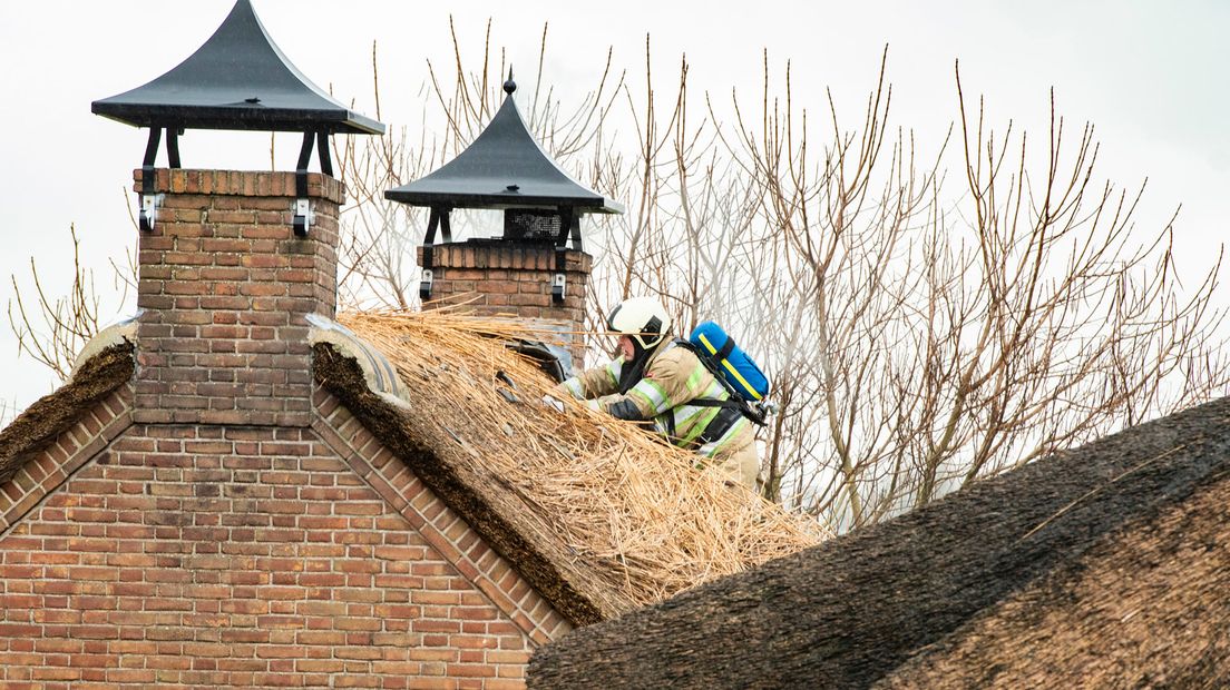 De brandweer haalde riet van het dak