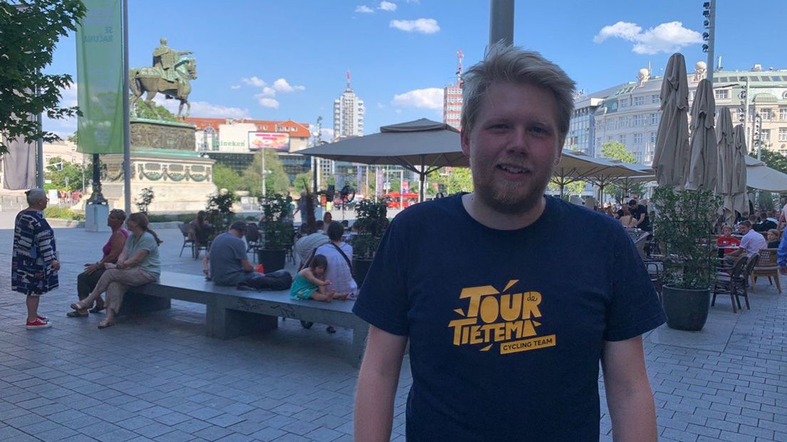 FC Twente supporter Guus Beerlaage uit Hengelo reisde FC Twente met de trein achterna naar Belgrado