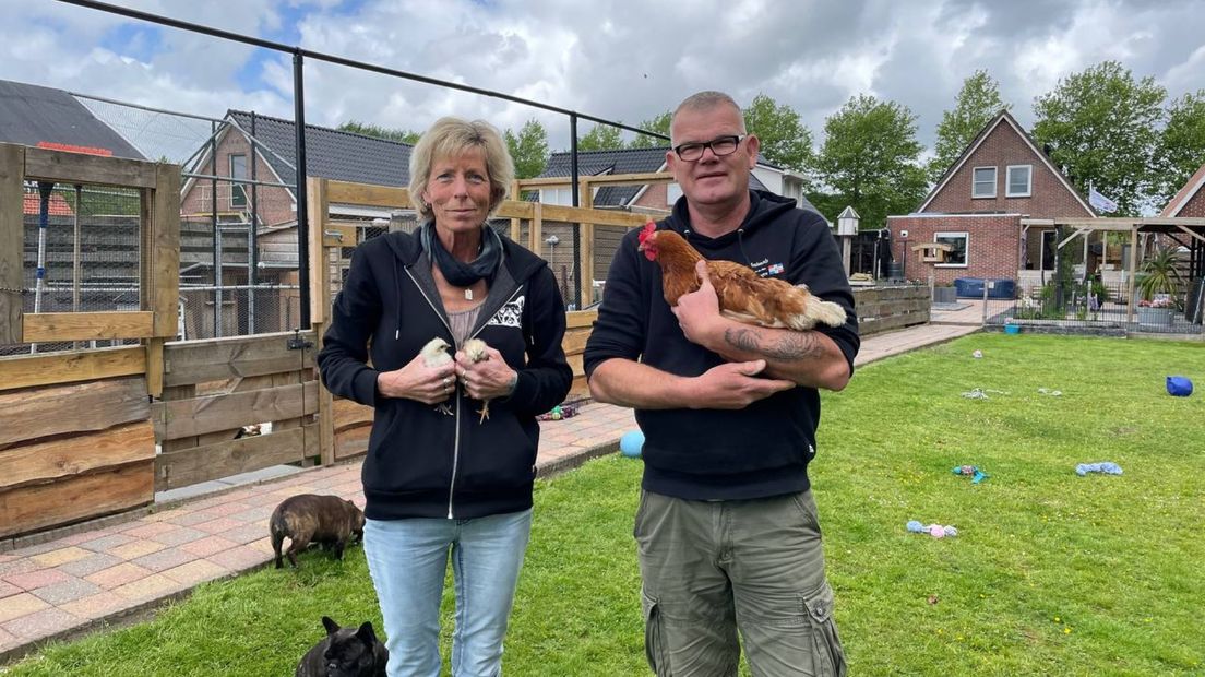 Yvonne en René Perdok van Bikers for Animals Groningen tussen de dieren