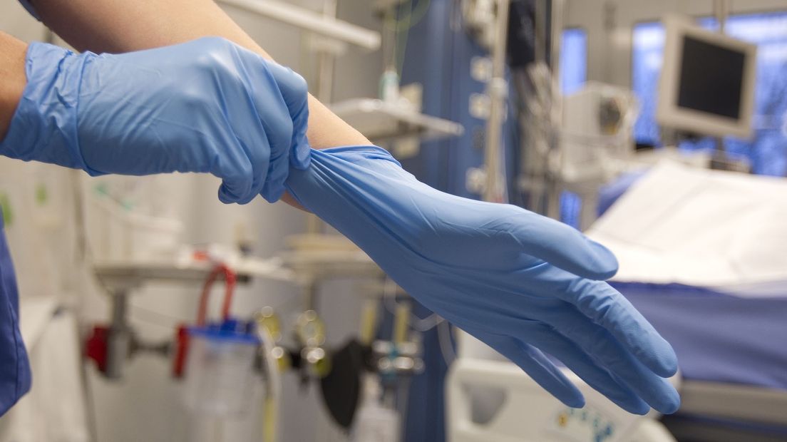 Arts trekt handschoenen aan