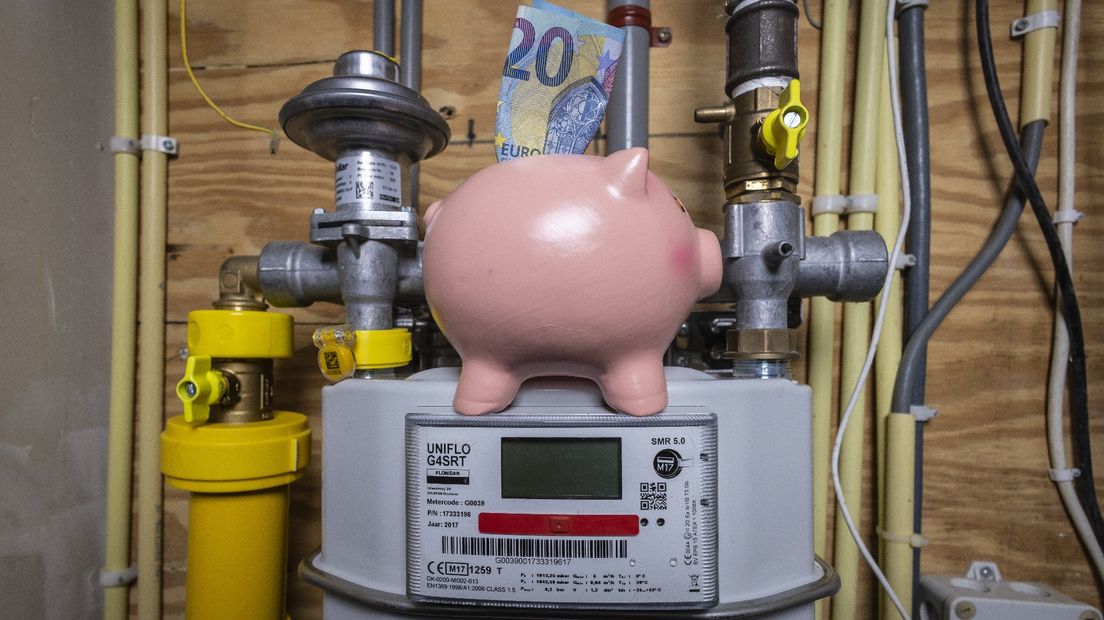 Een spaarvarken bij een gasmeter: de energiekosten stijgen