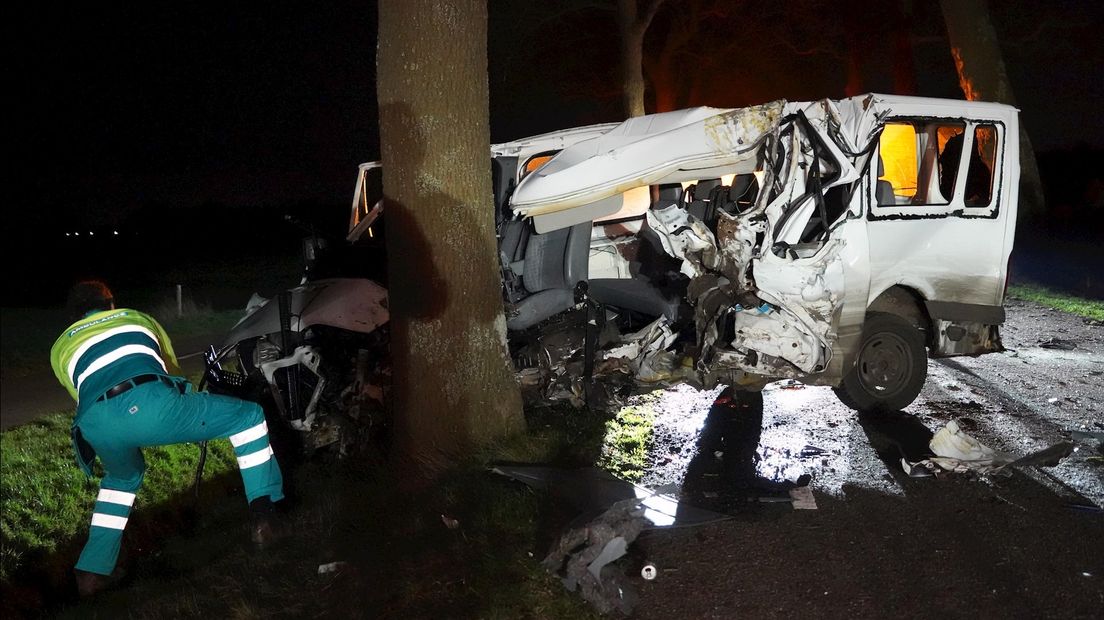 Busje tegen boom bij Dedemsvaart