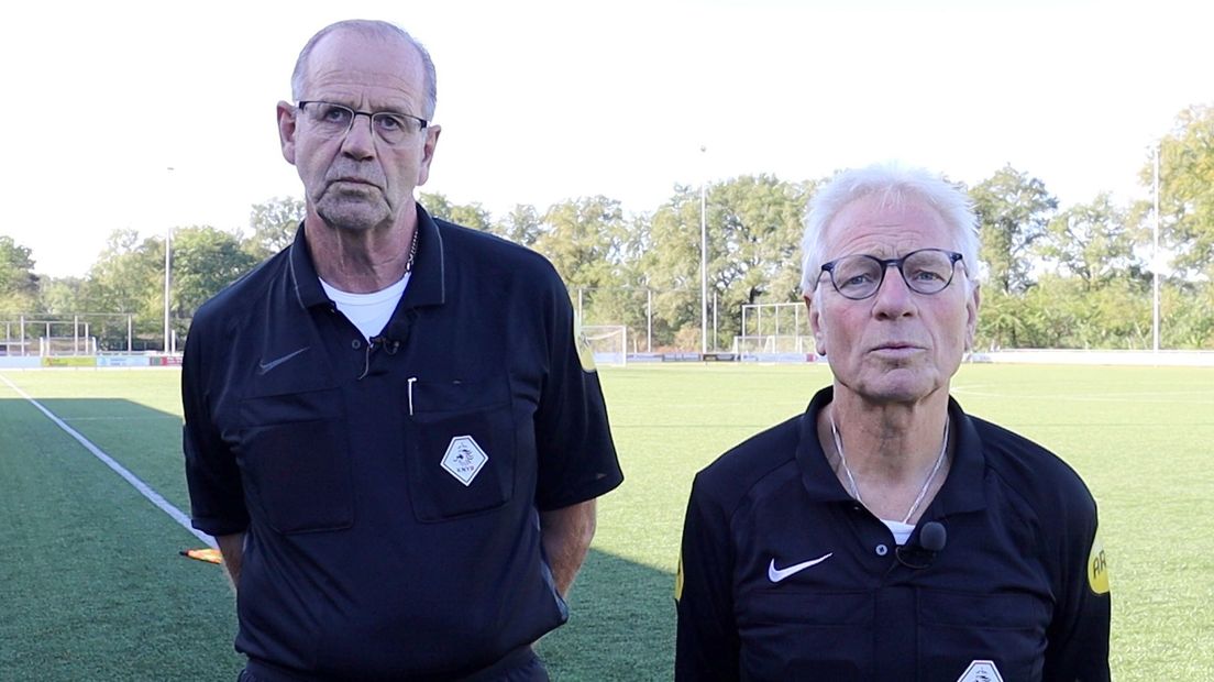 Leo Oosterlaar (links) en Willie Mars fluiten samen wedstrijden in Luttenberg