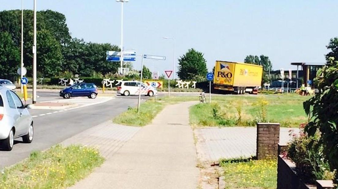 Geschaarde vrachtwagen blokkeert rotonde in Haaksbergen