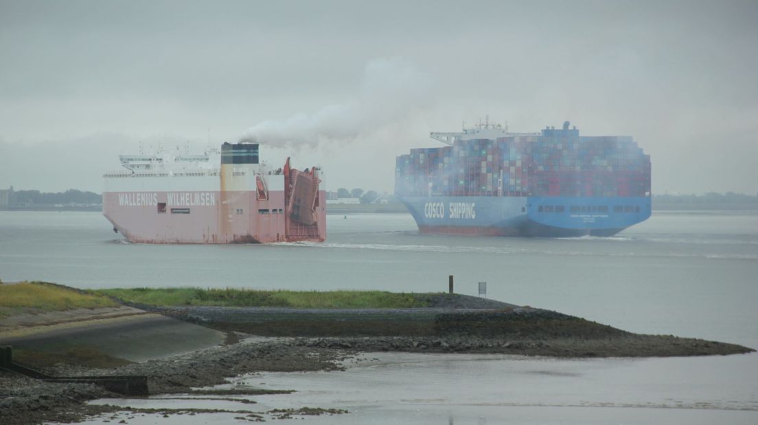 Schepen passeren elkaar op de Westerschelde bij Kruiningen.