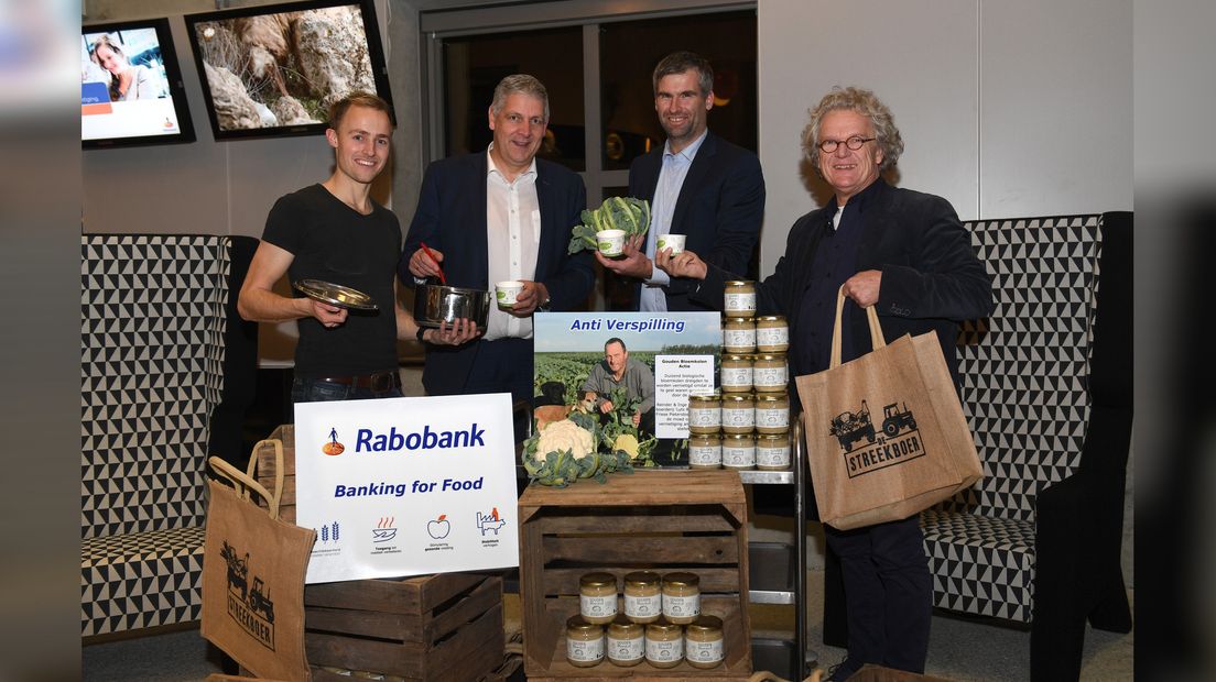 Janco Heida (De Streekboer), Rients Schuddebeurs en Jan Feenstra (Rabobank) en Alef Dekker (DOWNTOP) mei de blomkoalsop