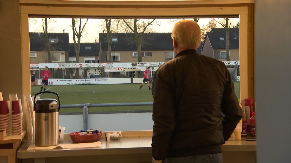 Al meer dan 40 jaar is Martin Hofwegen lid van FC Lienden. Geen klus is hem te veel voor zijn cluppie.