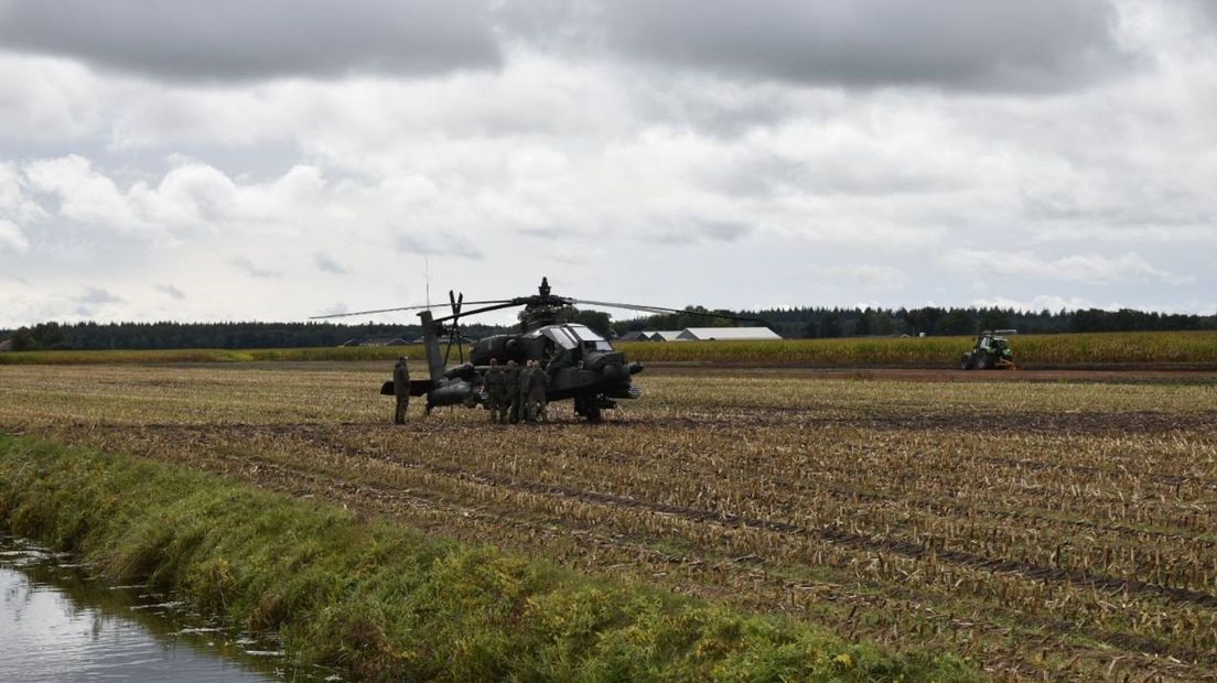 Apache gevechtshelikopter landt in een maisveld in IJhorst.