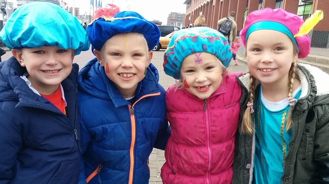 Pietjes bij de intocht van Sinterklaas op Scheveningen.