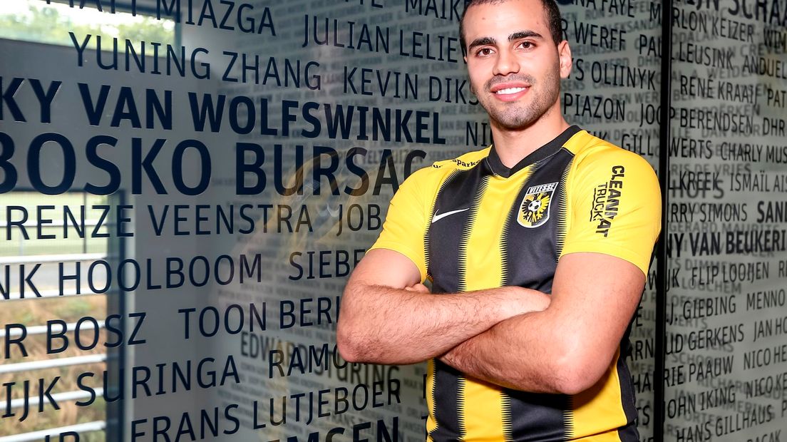 Vitesse neemt Oussama Tannane over van de Franse club AS Saint-Étienne. De aanvaller tekende vrijdag een contract tot en met medio 2022 bij de Arnhemse voetbalclub.