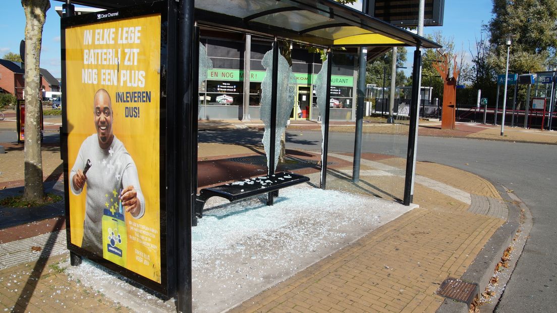 Schade aan een bushokje bij station Winsum