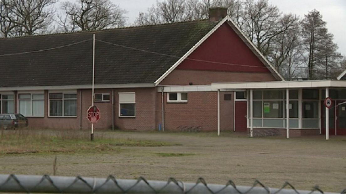 Omwonenden van asielzoekerscentrum Groot Deunk in Barlo, bij Aalten, waren maandagavond bij een bijeenkomst in het gemeentehuis over de herplaatsing van asielzoekers.