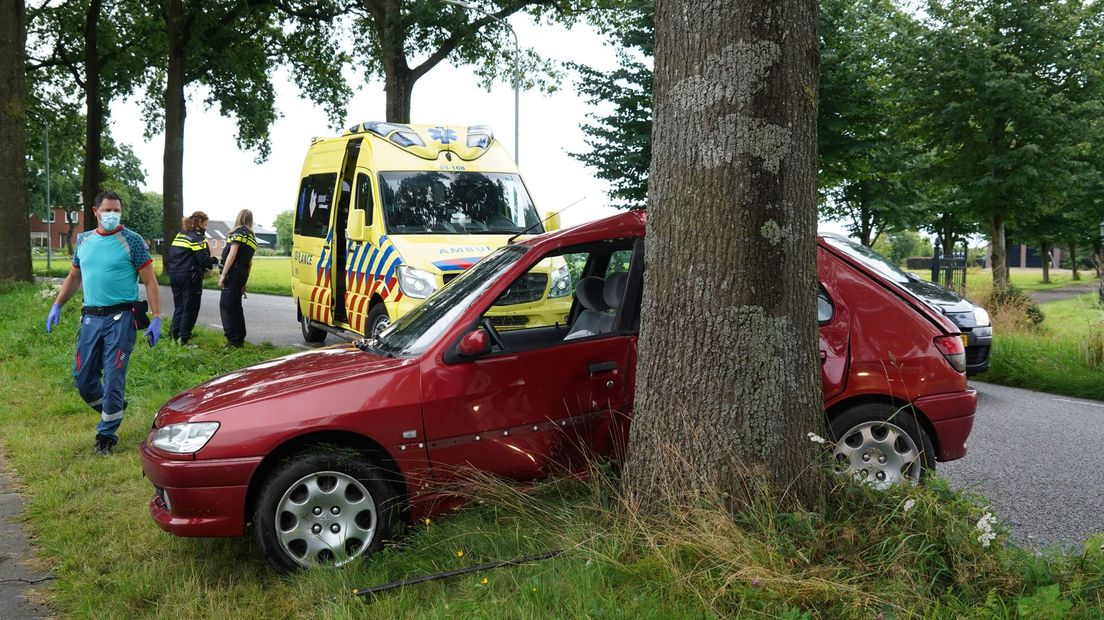 Auto Botst Tegen Boom In Nieuw Roden RTV Drenthe