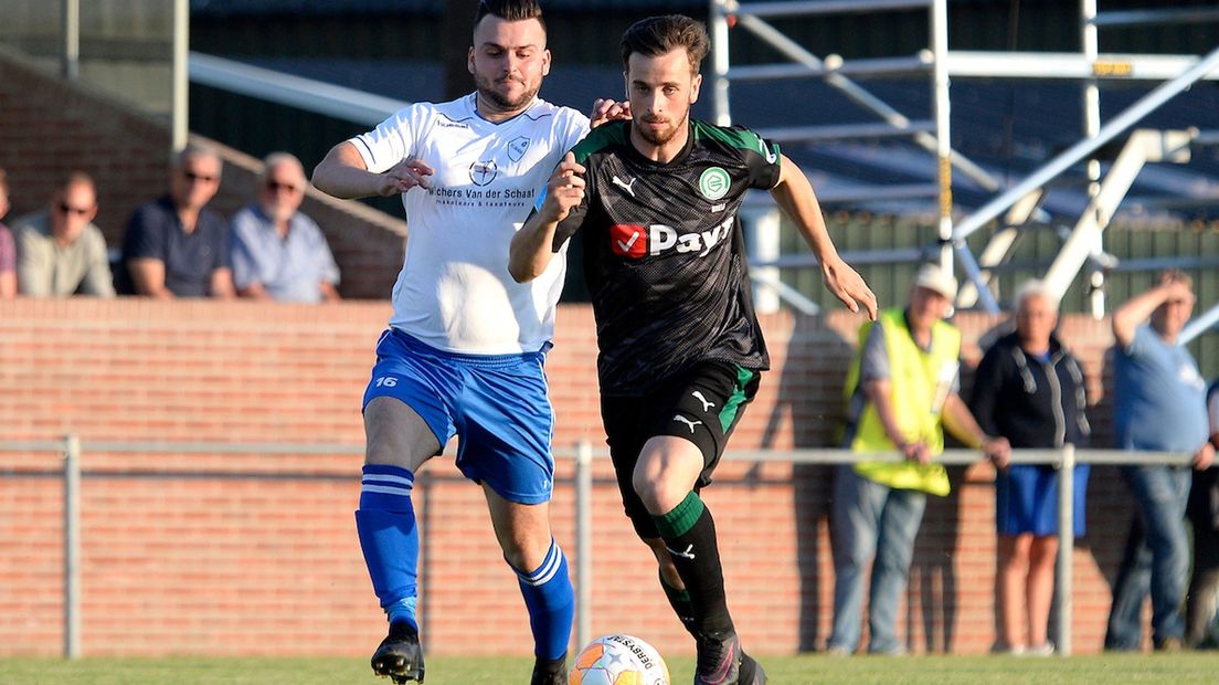Michael Breij, hier in duel met Omlandiaan Fabio Marongiu, sluit aan bij het eerste van FC Groningen