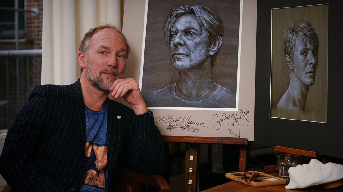 De Haagse schilder Arjan van Gent met twee van zijn portretten van zijn muzikale held David Bowie