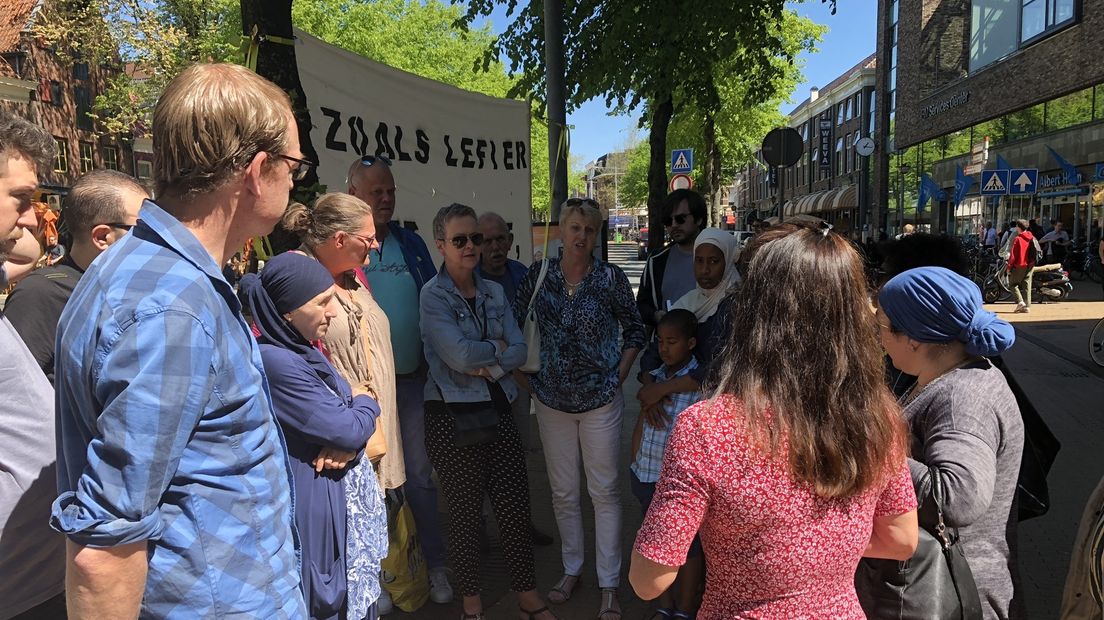 Een groep van zo'n vijftien huurders van Lefier in Groningen heeft maandagmiddag geprotesteerd.