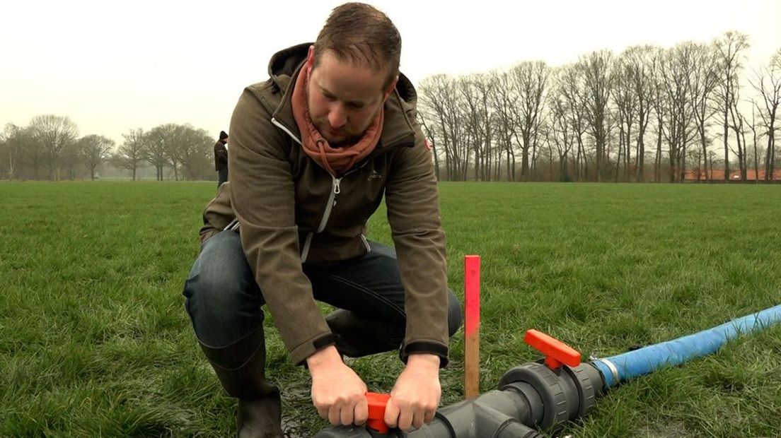 Agrariër Jelger Zielhorst zet de kranen open om zijn weilanden te bevloeien