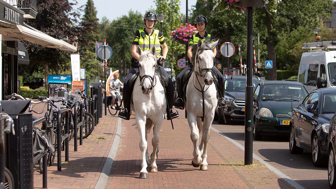 Politie te paard in Soest tijdens de zoekactie gisteren.