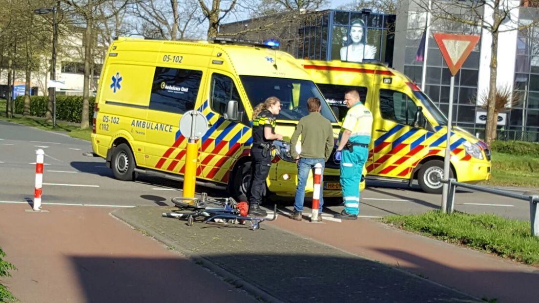 Motor en fietser in botsing in Hengelo; fietser zwaar gewond naar ziekenhuis